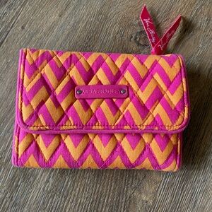 ☘️Vera Bradley Euro Ziggy Zag chevron wallet, pink and orange